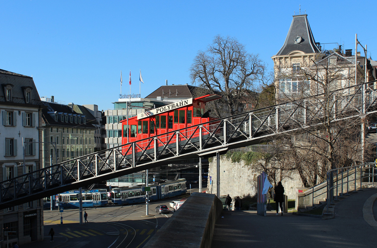 Die Polybahn, welche das Central mit der Polyterrasse ETH verbindet, über dem Seilergraben. Im Hintergrund eine Tram 2000-Doppeltraktion der Linie 7 ausgangs Central. Aufgenommen am 28.02.2022.