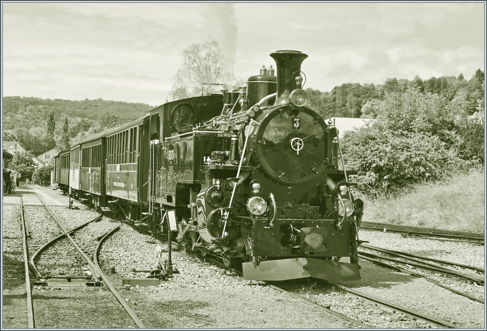 Die praktisch fabrikneue BFD HG 3/4 N° 3 wartet mit einen Personenzug auf die Abfahrt...

Nun, der aufmerksame Betrachter wird bald ein Detail finden, welches das augenscheinlich gut hundert Jahre alte Bild als  Fälschung  entpuppt. 
Endstanden ist die Aufnahme der frisch revidierten Blonay-Chamby BFD HG 4/3 N° 3 in Blonay während des Pfingstfestivals.

6. Juni 2022
 