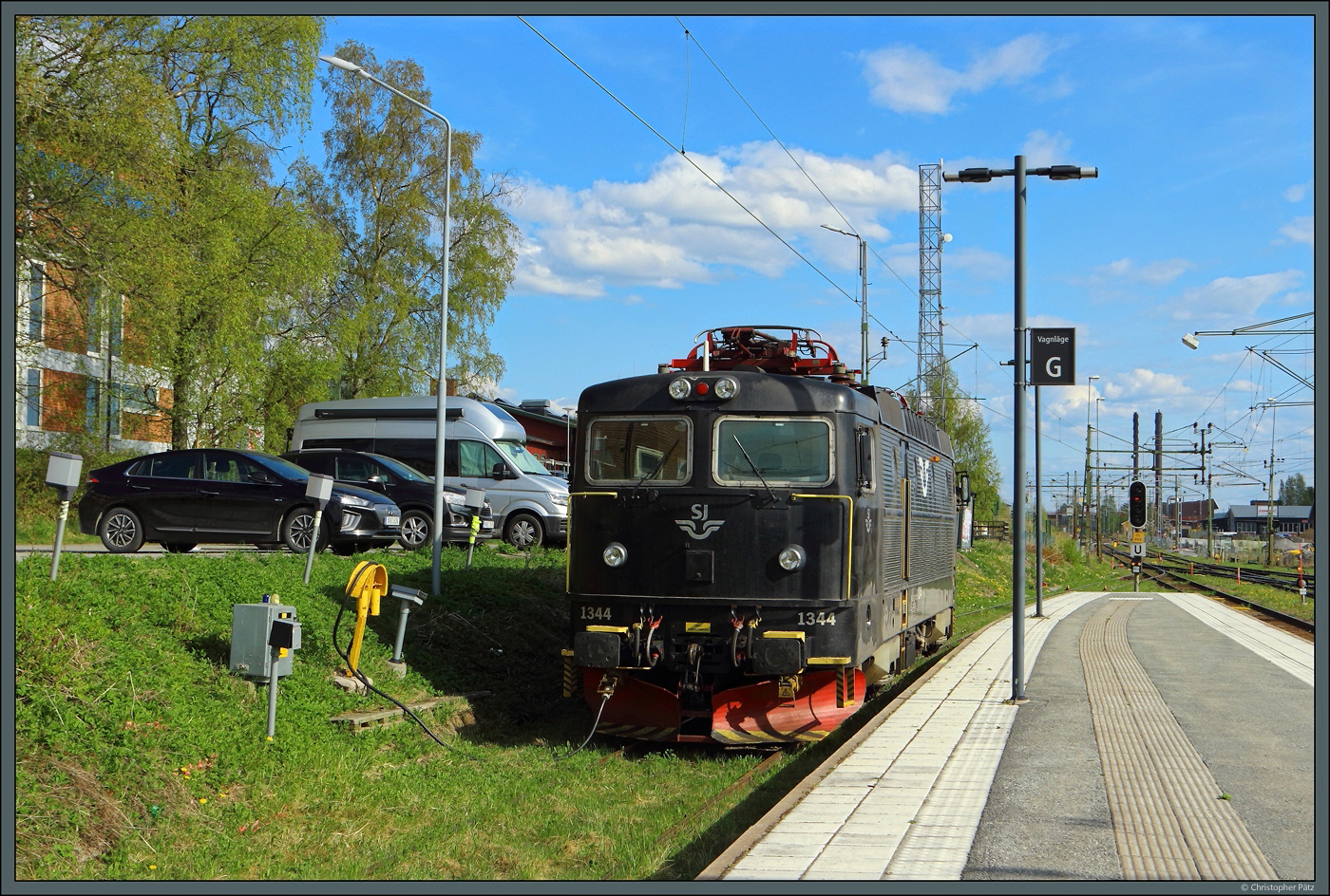 Die Rc6 1344 der SJ steht am 22.05.2023 auf einem Stumpfgleis des Bahnhofs Östersund. Die Lokomotiven kommen vor den IC-Zügen nach Stockholm zum Einsatz.