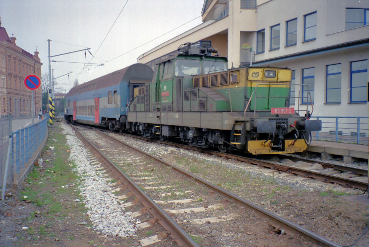 die Regelzüge auf der Bahnlinie Tabor - Bechyně wurden im April 2007 von der Baureihe E 426.0, hier die 113 001, und Görlitzer Doppelstock-Einzelwagen gebildet. 
