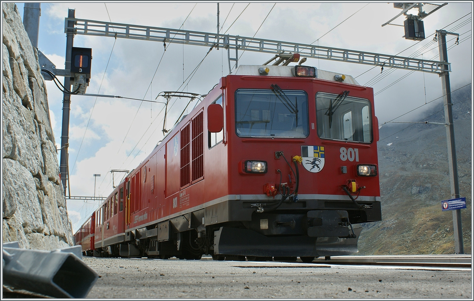 Die RhB Gem 4/4 801 und ein ABe 4/4 II sind mit einem Bernina Regionalzug auf dem Weg nach St. Moritz. Das Bild entstand beim Halt des Zuges in Ospizio Bernina. 

18. September 2009