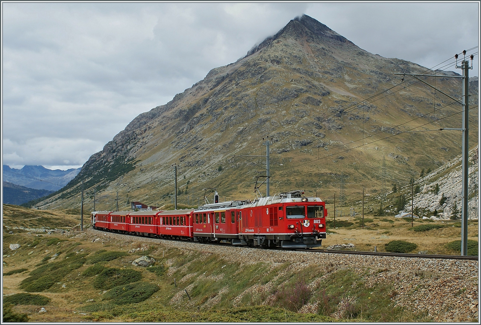 Die RhB Gem 4/4 801 und ein ABe 4/4 II sind mit einem Bernina Regionalzug auf dem Weg Richtung Süden. Das Bild entstand kurz nach der Haltstelle Bernina Diavolezza. 

18. September 2009