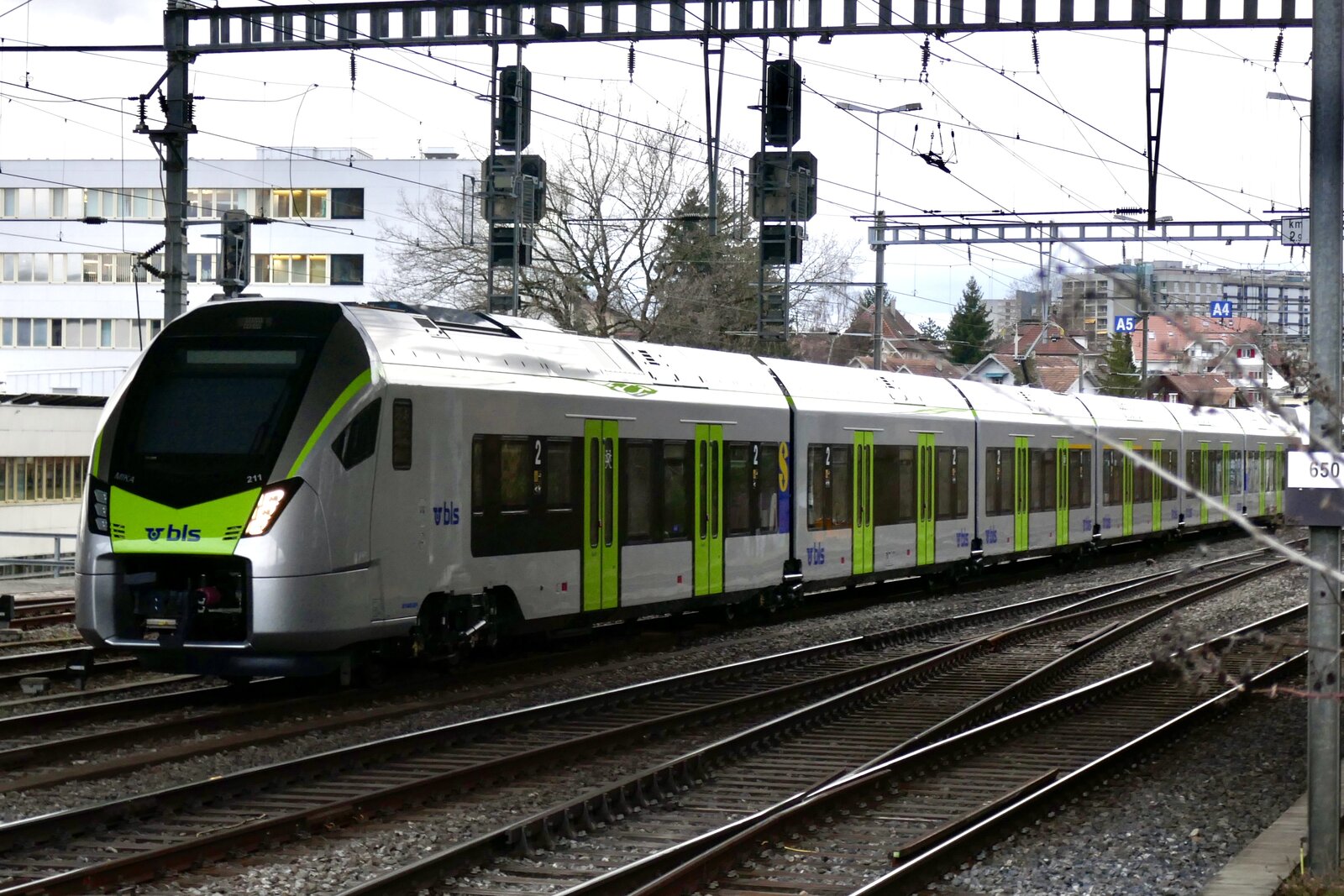 Die S-Bahn MIKA RABe 528 211 (Übernahme 23.02.24) die am 12.2.24 in Bern Holligen abgestellt ist.
