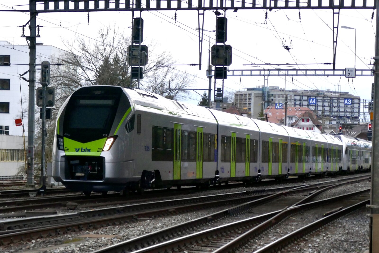 Die S-Bahn MIKA RABe 528 211 für die BLS am 12.2.24 in Bern Holligen abgestellt.