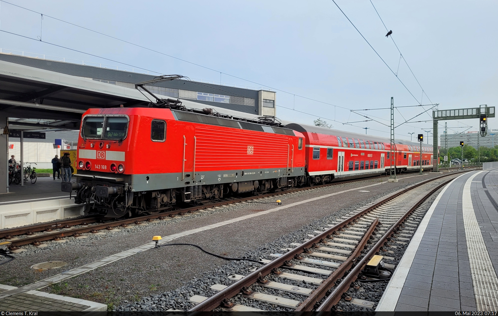Die S47 mal im Dienst, mit 143 168-3 in Halle(Saale)Hbf auf Gleis 1. Die Linie fällt öfter aus als dass sie fährt.

🧰 S-Bahn Mitteldeutschland (DB Regio Südost)
🚝 S 37704 (S47) Halle(Saale)Hbf–Halle-Trotha
🕓 6.5.2023 | 7:17 Uhr