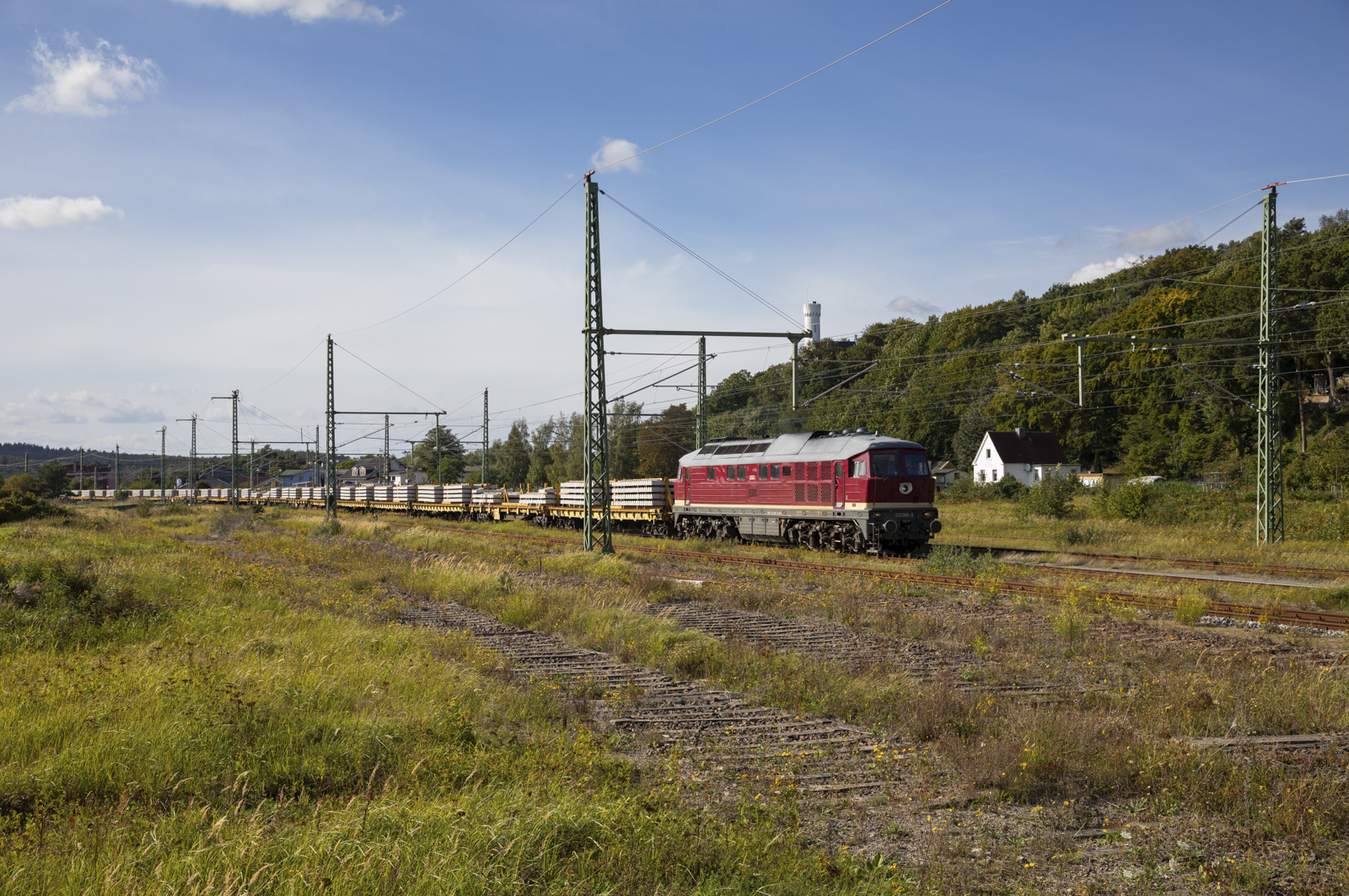 Die Salzland Rail 232 088 brachte am 20.09.2023 einige Betonschwellen zur Baustellenversorgung nach Mukran. Aufgenommen bei der Durchfahrt im Bahnhof von Lietzow.
