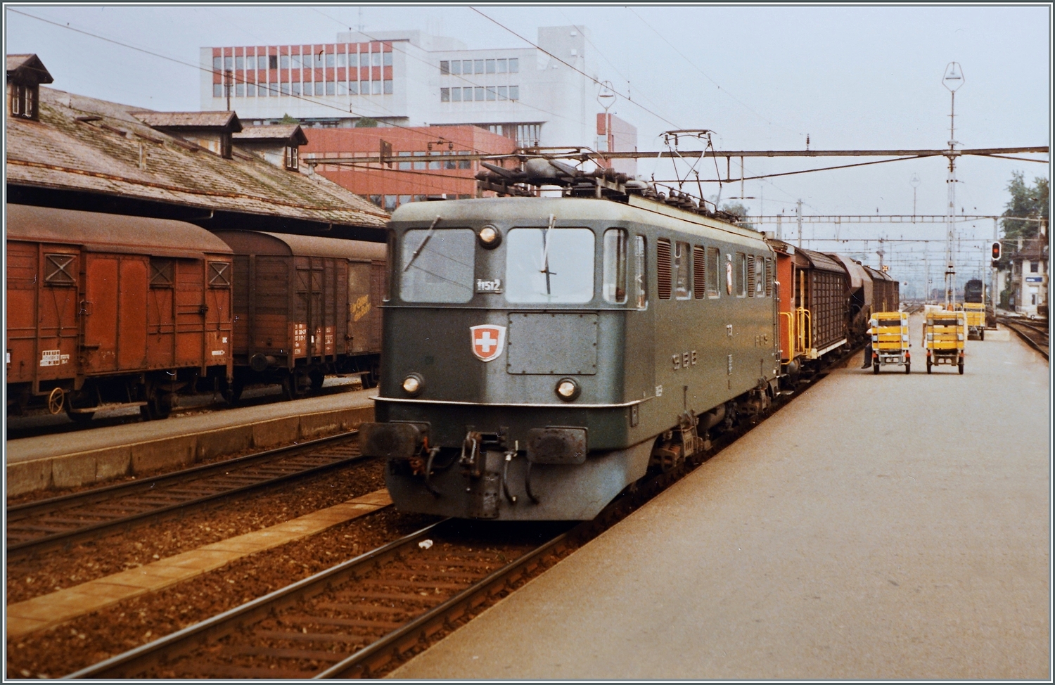 Die SBB Ae 6/6 11512 fährt mit einem Güterzug in Richtung Olten in Aarau durch. 

Analogbild vom September 1984