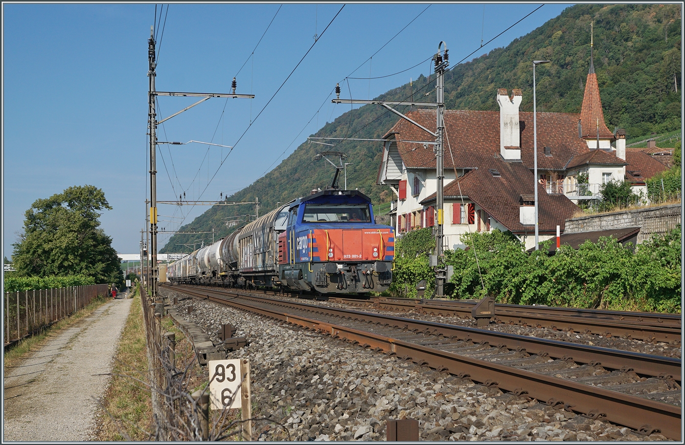 Die SBB Eem 923 001-2 ist kurz vor Ligerz mit einem G�terzug auf dem Weg in Richtung Biel/Bienne. Hier, bei Kilometer 93.6 endent f�r wenige Kilometer die Doppelspur und der Zug wird �ber den letzten Einspurabschnitt der Jurafuss Linie fahren. Die Bauarbeiten f�r die Eliminierung des Engpasses in Form einer Tunnelstrecke sind bereits in Arbeit und somit dieser sch�ne Streckenabschnitt in wenigen Jahren nicht mehr zu sehen.

16. Juli 2026