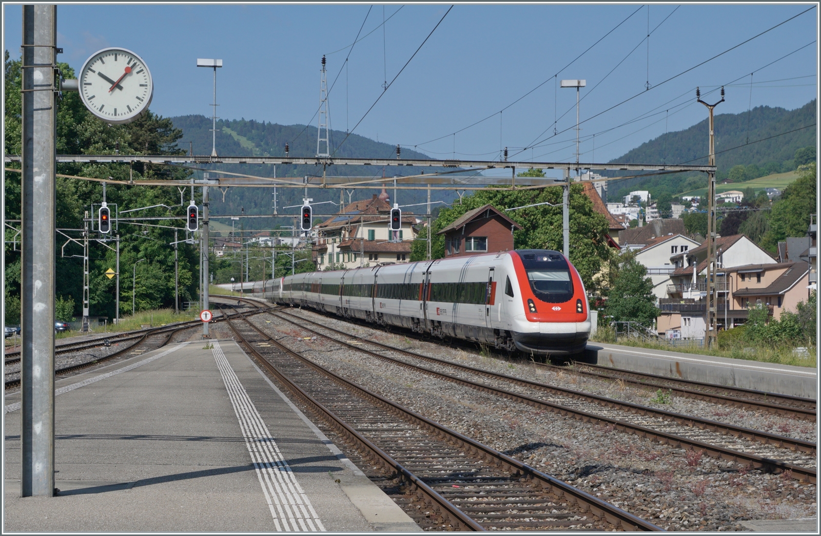 Die SBB ICN 500 041 William Barbey und  ICN 500 039 Auguste & Jaques Piccard erreichen als IC51 1615 von Biel/Bienne nach Basel SBB den Bahnhof von Moutier. ICN in Doppeltraktion sind auf dieser Strecke eher selten zu sehen.

5. Juni 2023