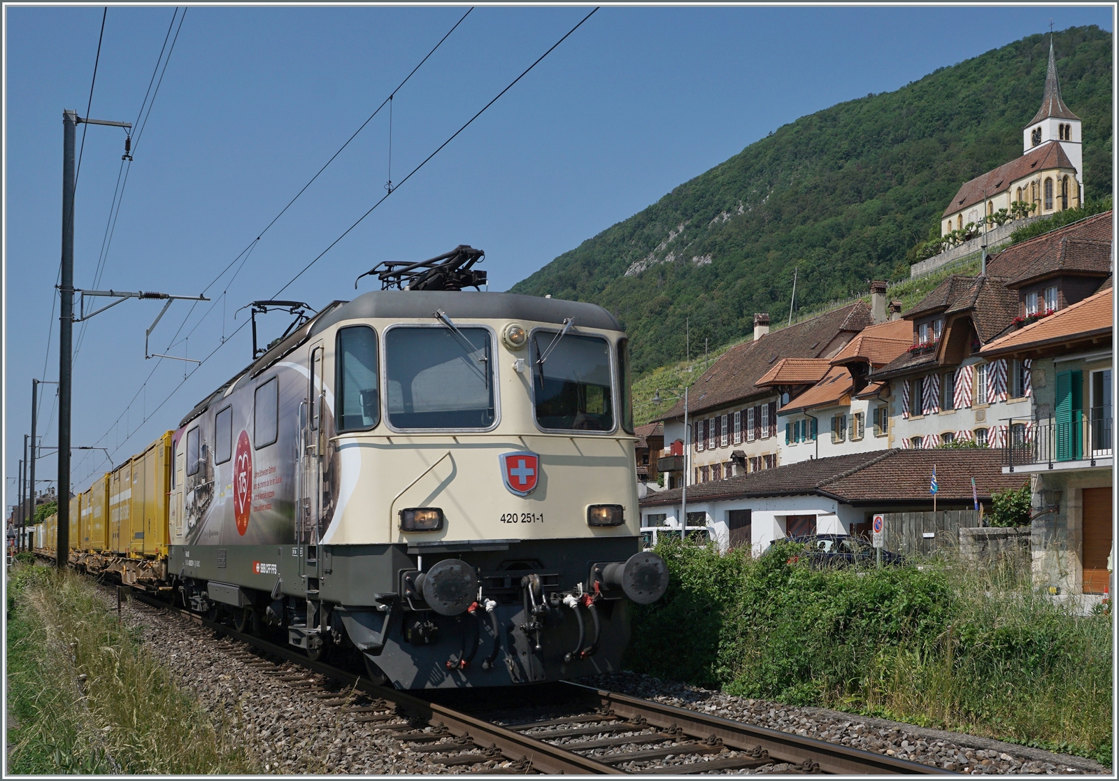 Die SBB Re 4/4 II 11251 (Re 420 251-1)  175 Jahre Schweizer Bahnen  fährt mit einem Postzug in Ligerz vorbei. Es wird wohl die letzte Jubiläumslok sein, die sich in dieser wunderschönen Gegend präsentiert, wird doch die Strecke an dieser Stelle in in wenigen Jahren in einem Tunnel verschwinden. 

5. Juni 2023