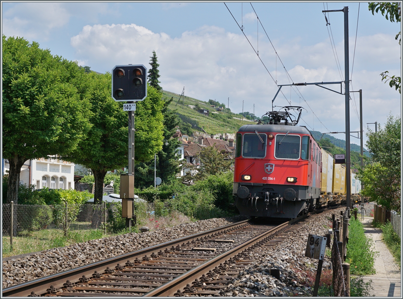 Die SBB Re 4/4 II 11294 (Re 420 294-1)  Zirkus Knie  ist mit einem Güterzug bei Ligerz in Richtung Neuchâtel unterwegs. 

5. Juni 2023