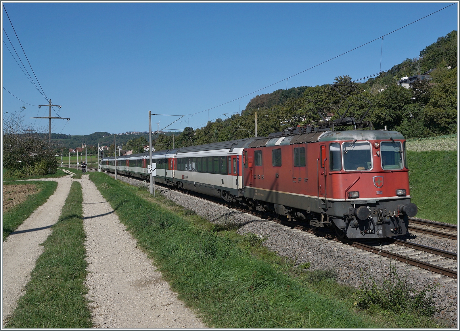 Die SBB Re 4/4 II 11152 hat mit ihrem IC 4 nach Singen soeben die Schweiz verlassen und wird gliche durch die Haltestelle von Bietingen fahren. 

19. September 2023
