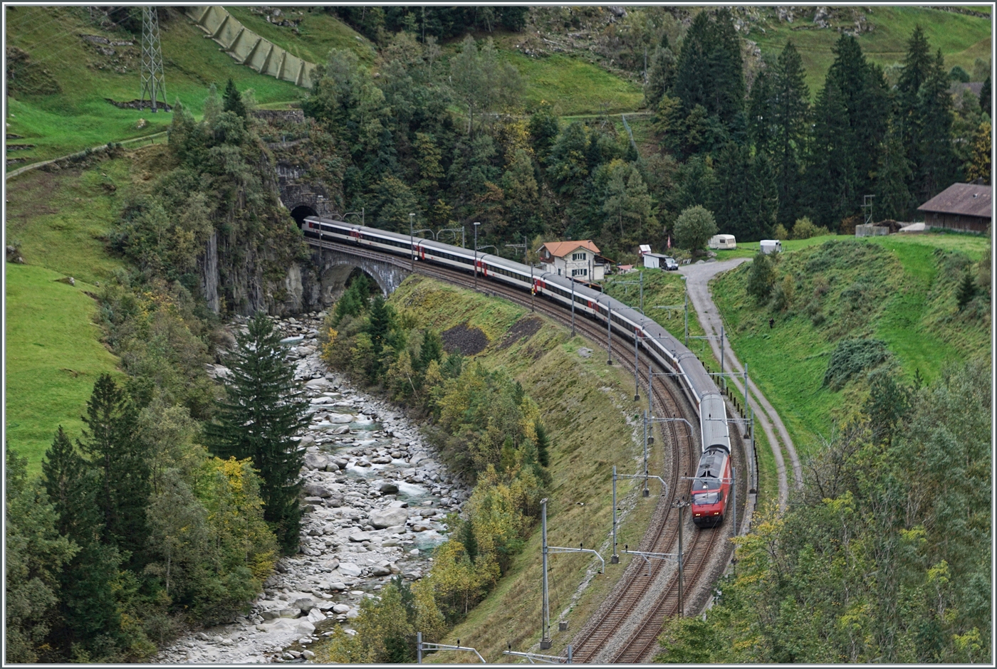 Die SBB Re 460 034 ist mit ihrem EC 10156 bei Wassen in der Wattinger Kurve auf dem Weg von Lugano nach Basel SBB.

19. Oktober 2023