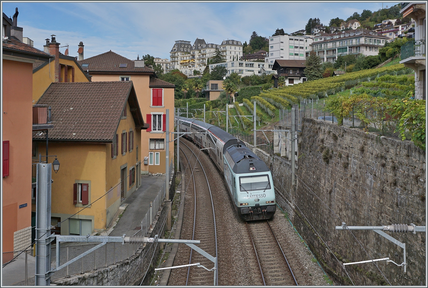 Die SBB Re 460 037, welche nun für LATTESSO wirb, erreicht mit dem IR 90 1717 von Genève Aéroport nach Brig Montreux.

25. September 2024   