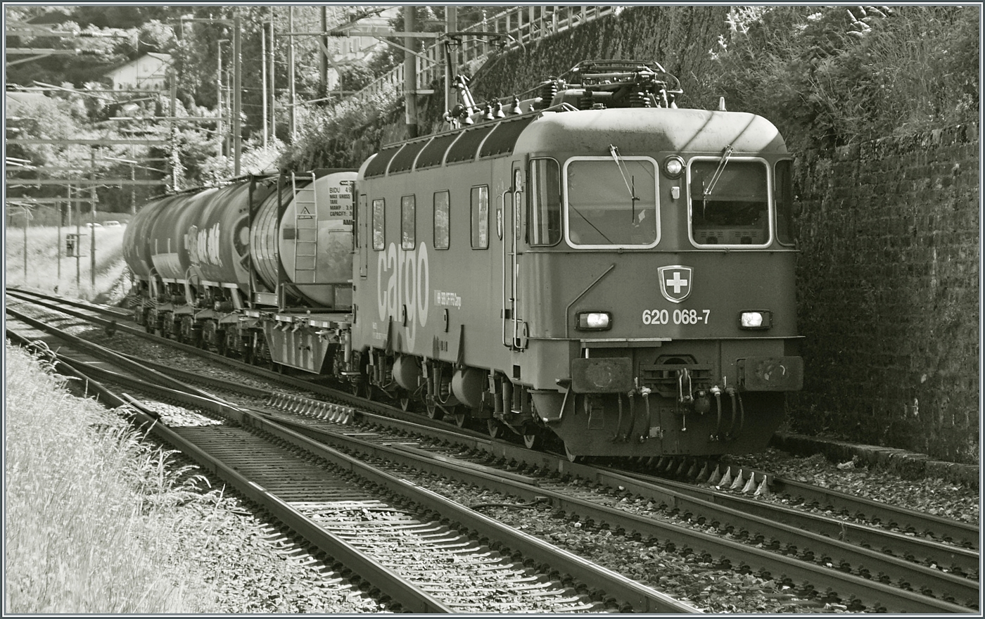 Die SBB Re 6/6 11668 (Re 620 068-7)  Stein Säckingen  erreicht mit einem kurzen Güterzug Villeneuve. 

5. Juni 2024