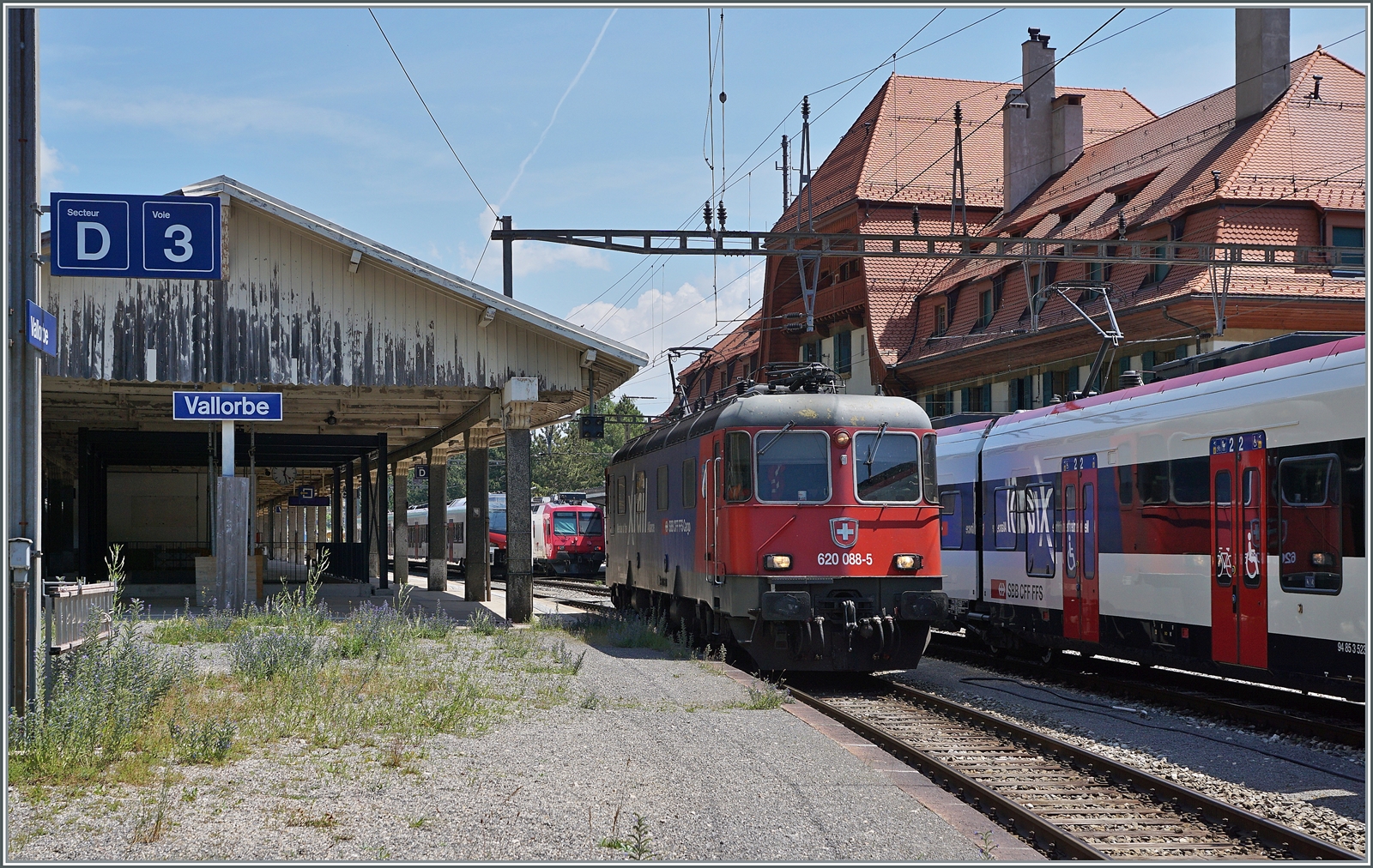 Die SBB Re 6/6 11688 (Re 620 088-5)  Linthal  war mit dem  Spaghetti -Zug von Domodossola II in Vallorbe angekommen und rangiert nun für die  Übernahme  des Gegenzugs. 

16. Juni 2022
