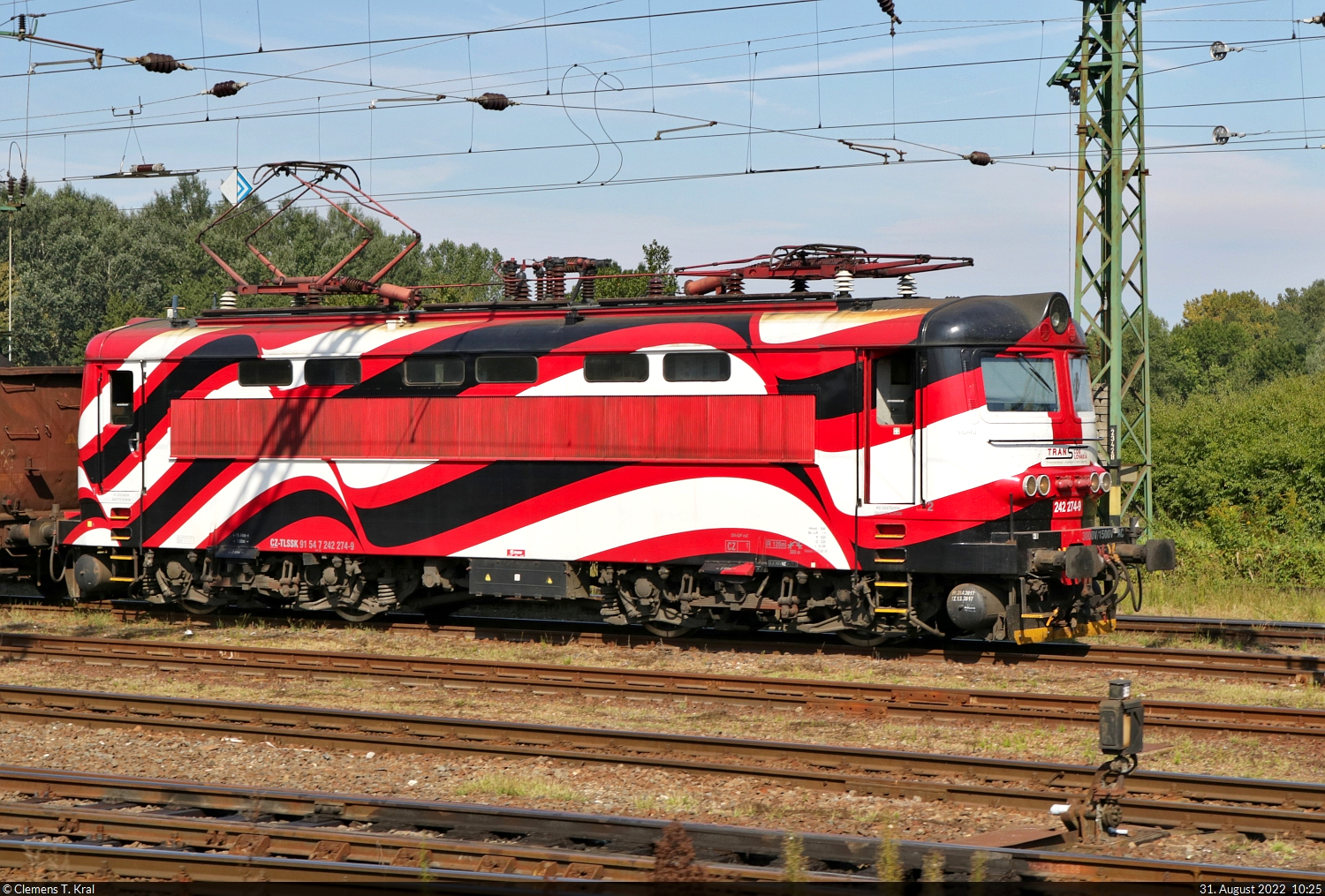 Die schwarz-rot-weiße 242 274-9 (91 54 7242 274-9 CZ-TLSSK) wurde bei der Vorbeifahrt im Bahnhof Murakeresztúr (HU) mit einer Schlange Hochbordwagen voller Kohle entdeckt.

🧰 TransLog Slovakia, a.s.
🕓 31.8.2022 | 10:25 Uhr