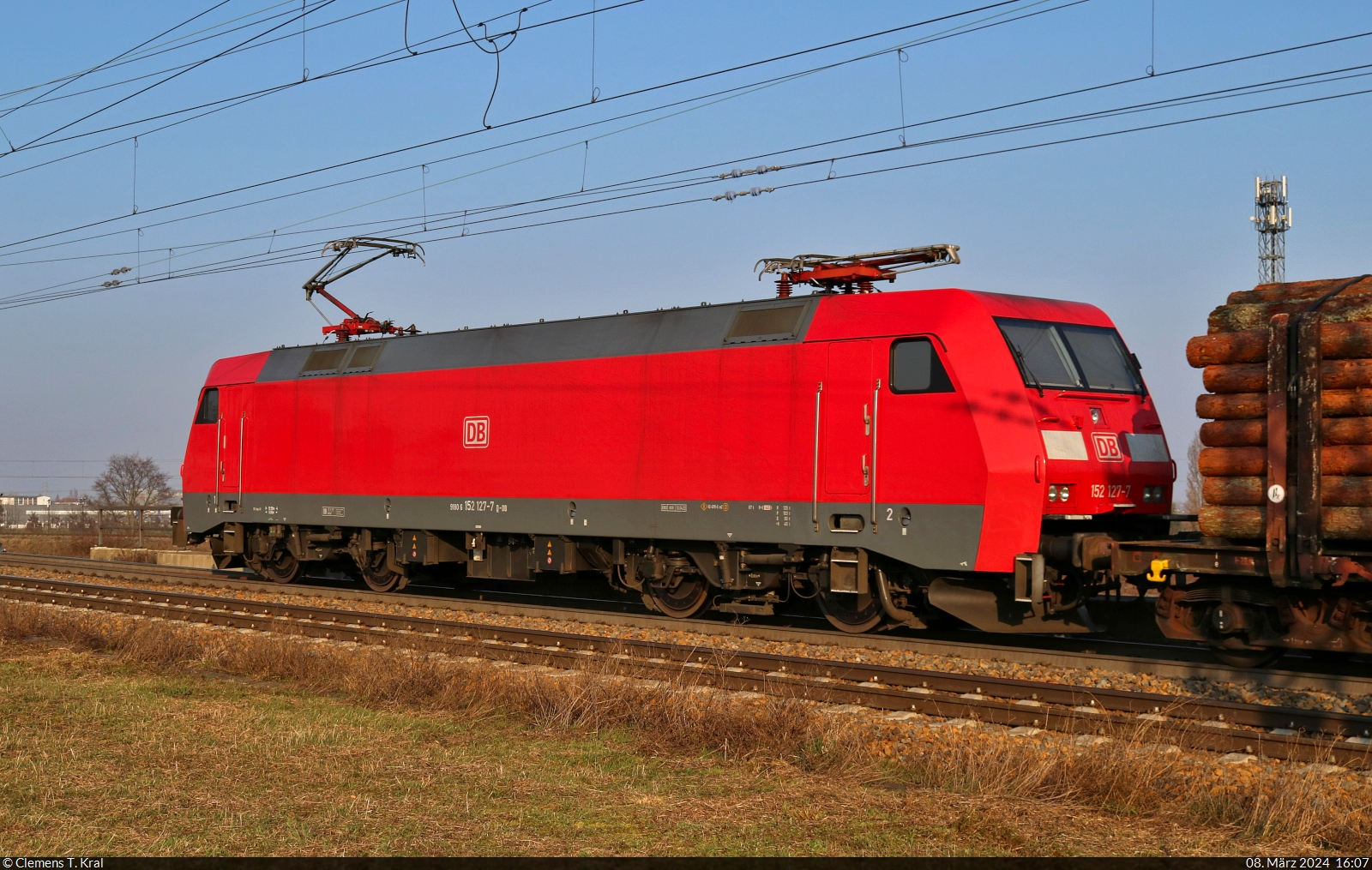Die sehr gepflegte 152 127-7 (Siemens ES64F) zieht einen gemischten Anhang über die Leipziger Chaussee (B 6) Richtung Zugbildungsanlage (ZBA) Halle (Saale).

🧰 DB Cargo
🕓 8.3.2024 | 16:07 Uhr