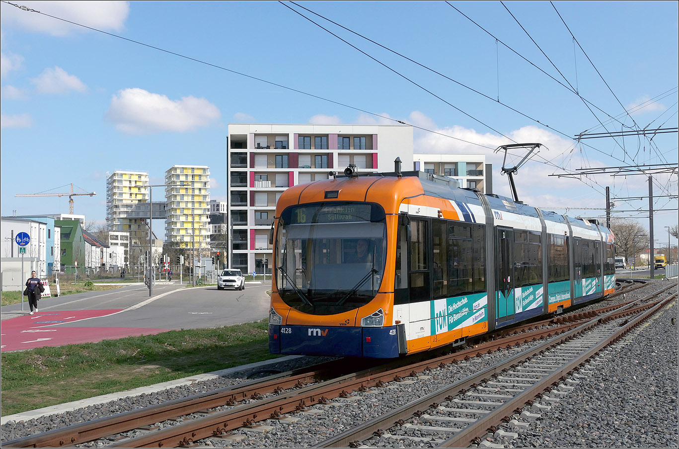 Die sehr kurze Linie 16 in Mannheim - 

Für die Bedienung der Linie reicht ein Kurs aus. Hier fährt Variobahn 4128 in den südlichen Endpunkt Bensheimer Straße der Linie 16 ein.

Mannheim hat sein Stadtbahnnetz (so wird das Straßenbahnnetz in Mannheim offiziell genannt) in den letzten Jahren fast heimlich still und leise immer wieder erweitert und ausgebaut.

Anders sieht es in Ludwigshafen aus, dort wurde das Netz in den letzten Jahrzehnten nicht erweitert und sogar ein U-Bahntunnel in der Innenstadt stillgelegt.

27.03.2025 (M)