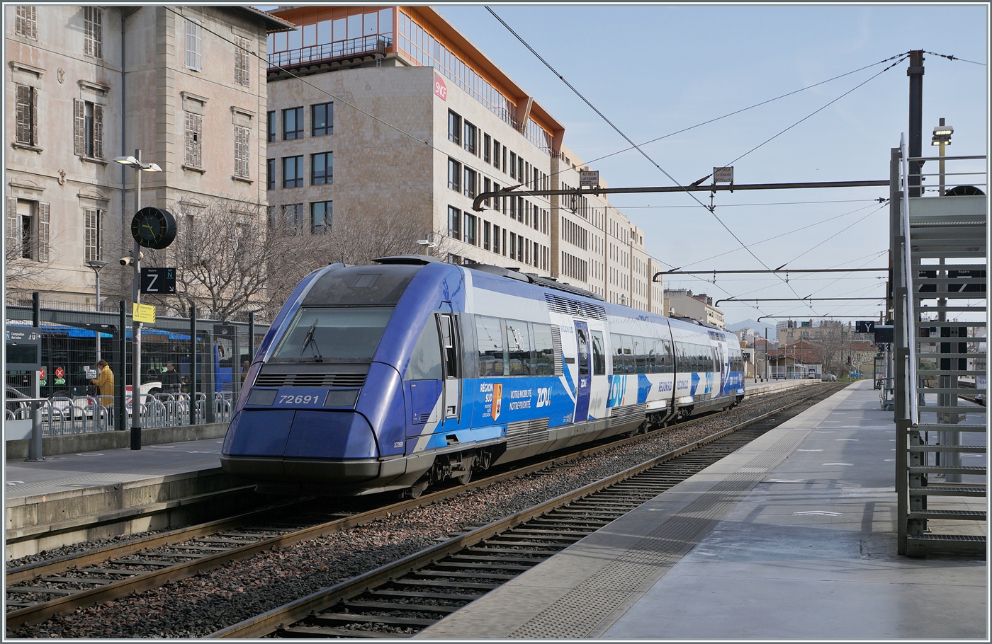 Die seit einiger Zeit aus Rumänien bekannten und bei BB.de gezeigten Dieseltriebwagen 9 725 Baureihe 72 verkehren auch in ihrem Ursprungsland Frankreich noch vereinzelt, wobei mir der zweiteilige, sehr gepflegte SNCF  Zou!  X72691 Marseille St-Charles besonders gut gefiel. 

21. März 2025