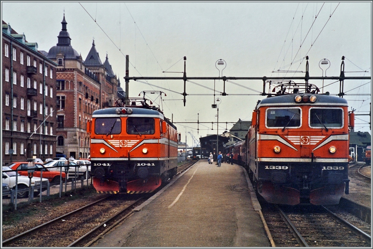 Die SJ Rc2 1041 und SJ Rc5 1339 stehen in Helsingborg F, dem Fährhafenbahnhof nach Dänemark, der bis zur Eröffnung der Tunnel/Brücken Strecke von København nach Malmö im Jahre 2000 in Betrieb war.

Analogbild vom 14.02.1988 