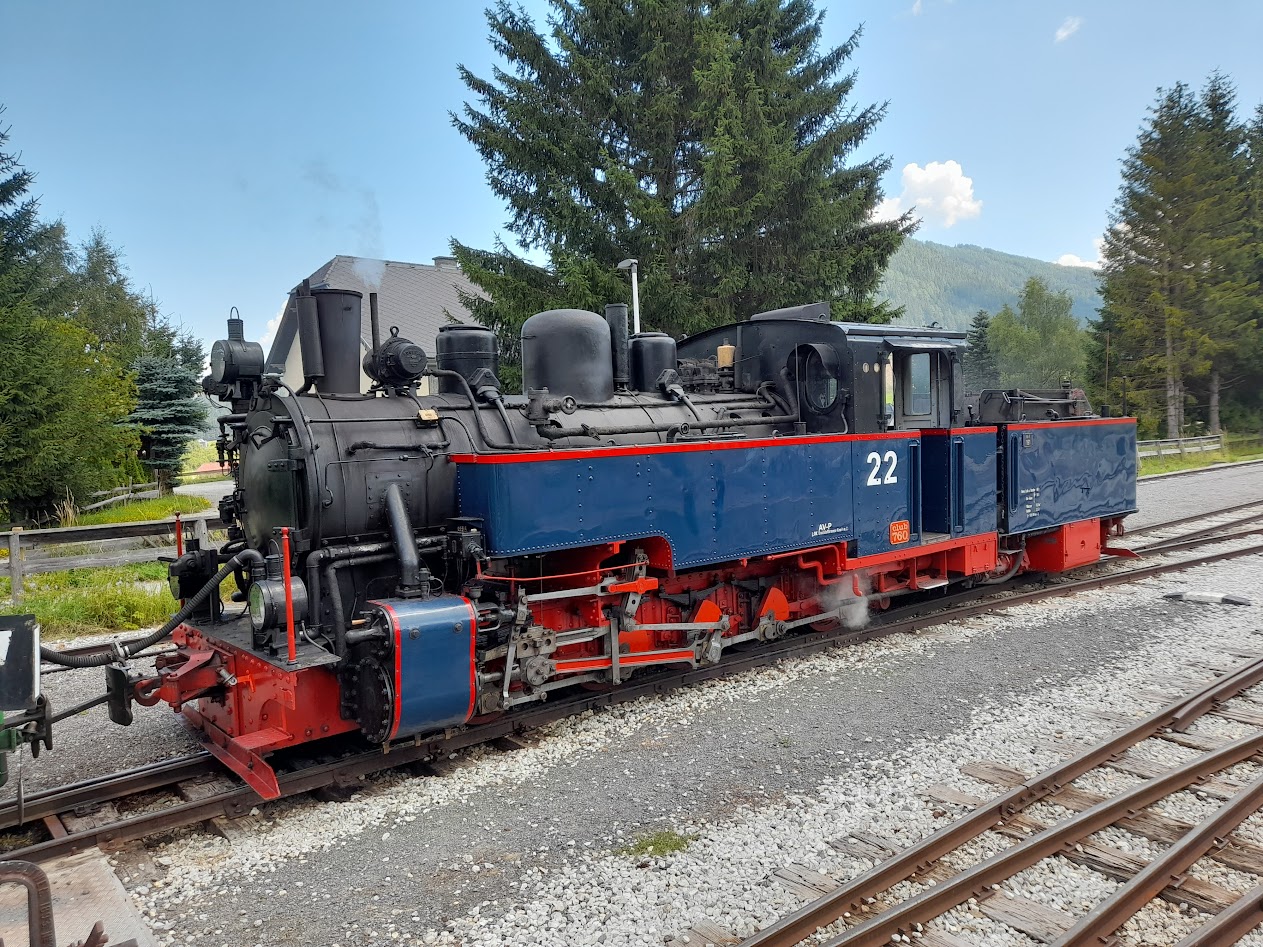 Die SKGLB 22 vom Club 760 Taurachbahn, hier im Bahnhof von Mauterndorf