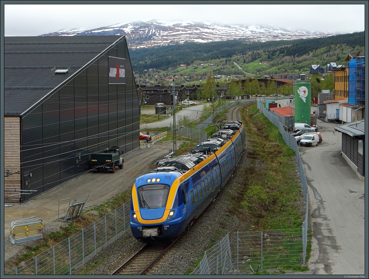 Die Skisaison ist am 23.05.2023 in Åre vorbei, aber auf den Bergen finden sich noch Schneereste. Der Coradia Nordic 62008 der Norrtåg hat den Bahnhof Åre verlassen und rollt Richtung Östersund.