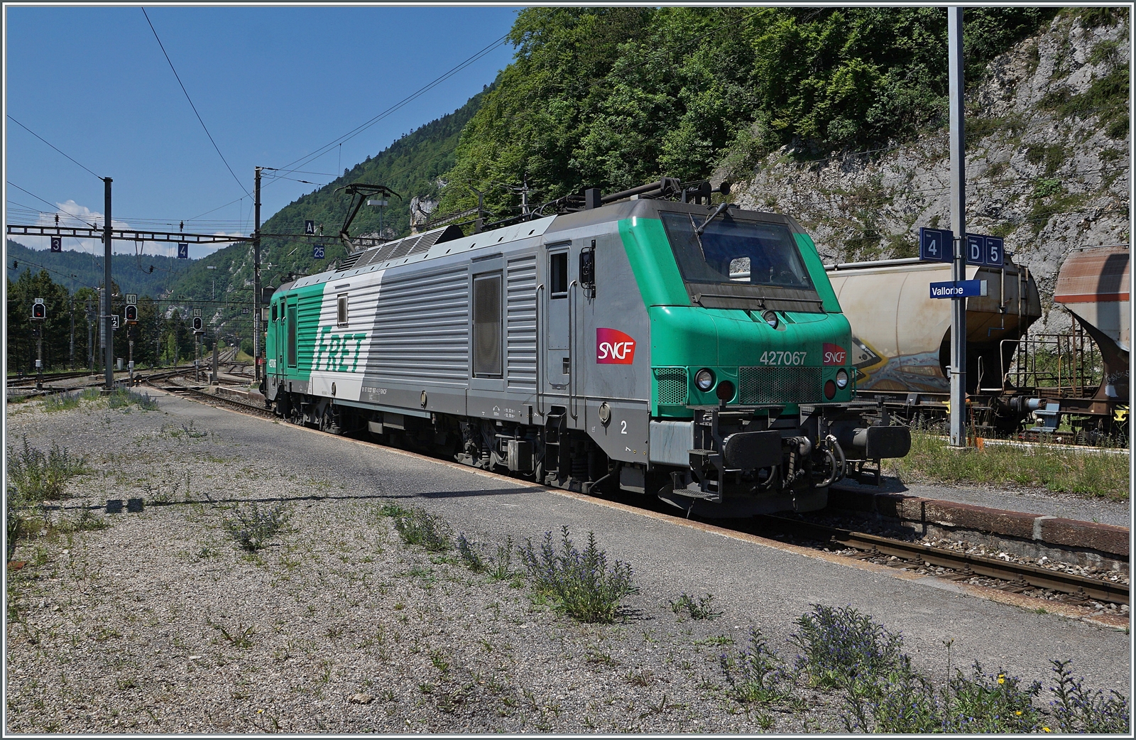 Die SNCF BB 27067 hat den im Hintergrund zu sehenden  Spaghetti -Zug nachgeschoben und macht sich nun bereit in Vallorbe den Gegenzug zu übernehmen. 

16. Juni 2022
