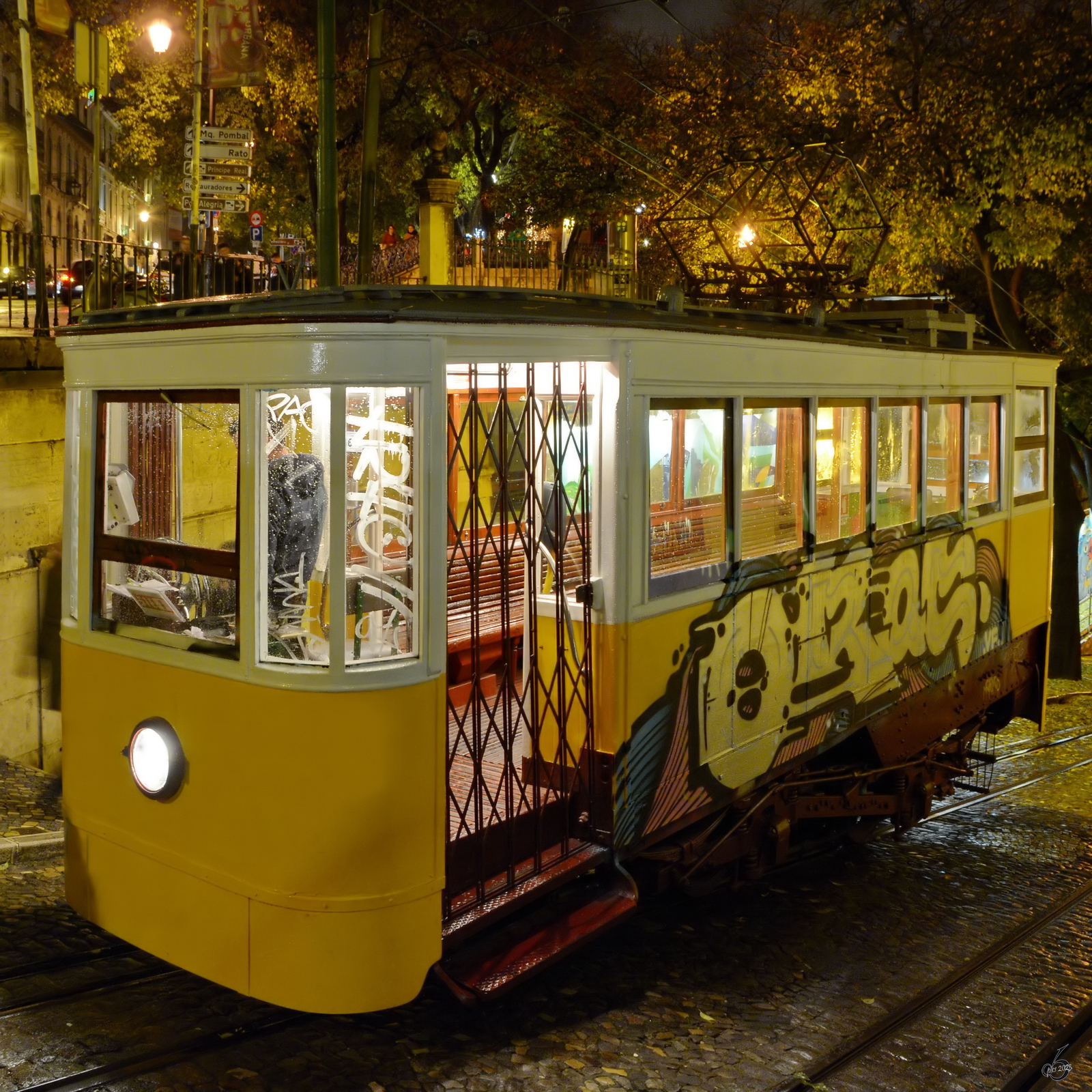Die sogenannten Aufzüge von Lissabon (Ascensores de Lisboa) sind drei Standseilbahnen in der portugiesischen Hauptstadt. Die Wagen des 1885 eröffneten Ascensor da Glória überwinden auf einer Strecke von 265 Metern eine Höhendifferenz von 48 Metern, was einer Steigung von 18 Prozent entspricht. (Dezember 2016)
