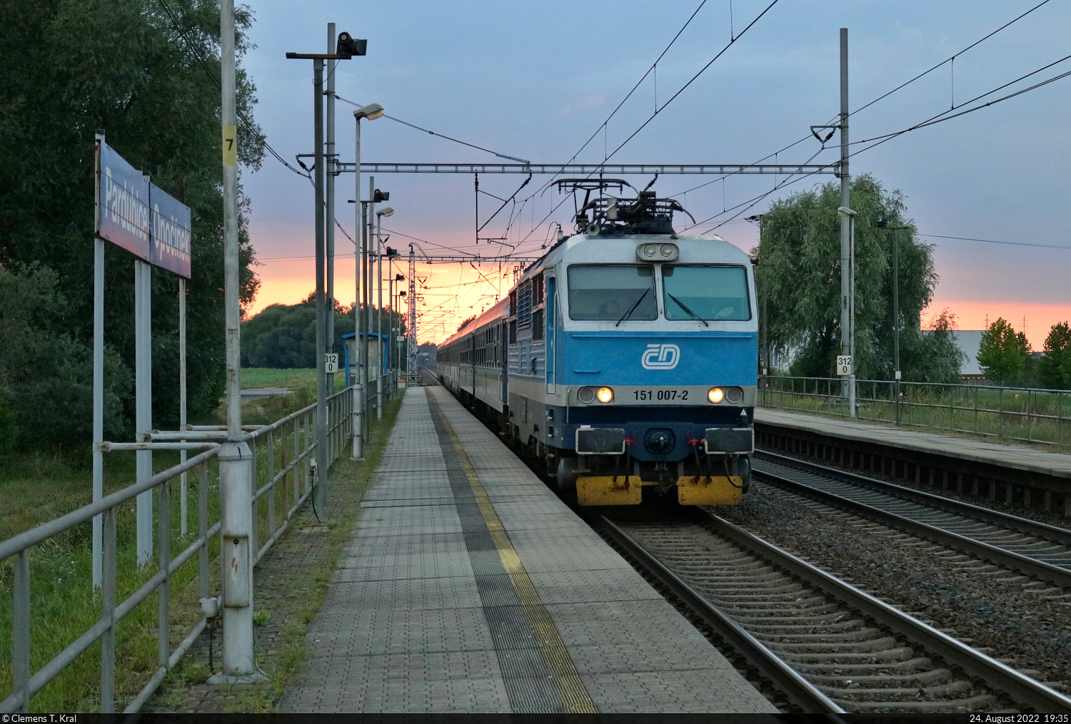 Die Sonne hat sich bereits im Westen verkrümelt, da kommt 151 007-2 noch durch den Haltepunkt Pardubice-Opočínek (CZ) gefahren.

🧰 ČD
🚝 EC 223  Valašský expres  Praha-Vršovice (CZ)–Žilina (SK) [+80]
🕓 24.8.2022 | 19:35 Uhr