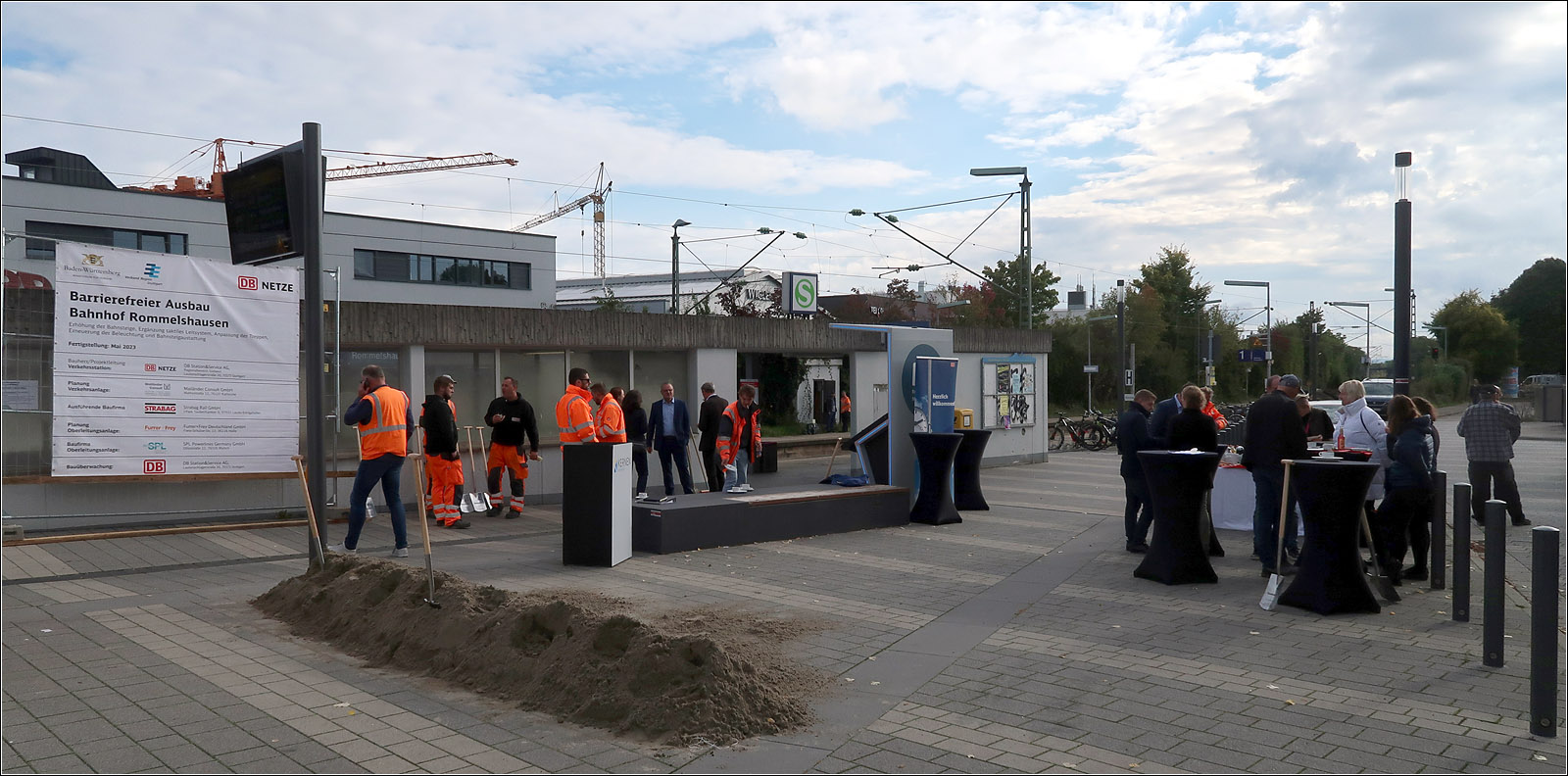 Die Spaten sind gestochen -

... für den barrierefreien Ausbau der S-Bahnstation Rommelshausen. Eine kleine  Großbaustelle  im Remstal.

Die Situation beim Ein- und Aussteigen in die S-Bahn ist seit Beginn des S-Bahnbetriebes 1981 aufgrund einer extrem Stufe und dem breiten Spalt untragbar:
https://www.bahnbilder.de/bild/Deutschland~S-Bahnen+und+Regionalstadtbahnen~S-Bahn+Stuttgart/1282642/ein-hohe-stufe---ist-zu.html
Heute am 26.09.2022 fand endlich der Spatenstich für die Erhöhung der Bahnsteige statt. Auch soll die Überhöhung der Gleise (Kurvenlage) reduziert werden. Der Bahnsteig in Richtung Schorndorf wird dieses Jahre umgebaut, die Gegenrichtung Anfang 2023.

Güterzüge mit Lademaß-Überschreitung können dann wohl nicht mehr über die Remsbahn fahren. Im Bahnhof Waiblingen wurde ein derartiger Zug mal versehentlich über das mit hohem Bahnsteig versehene Gleis 5 geleitet, was ein 'Abrasieren' der Bahnsteigkante zur Folge hat.

