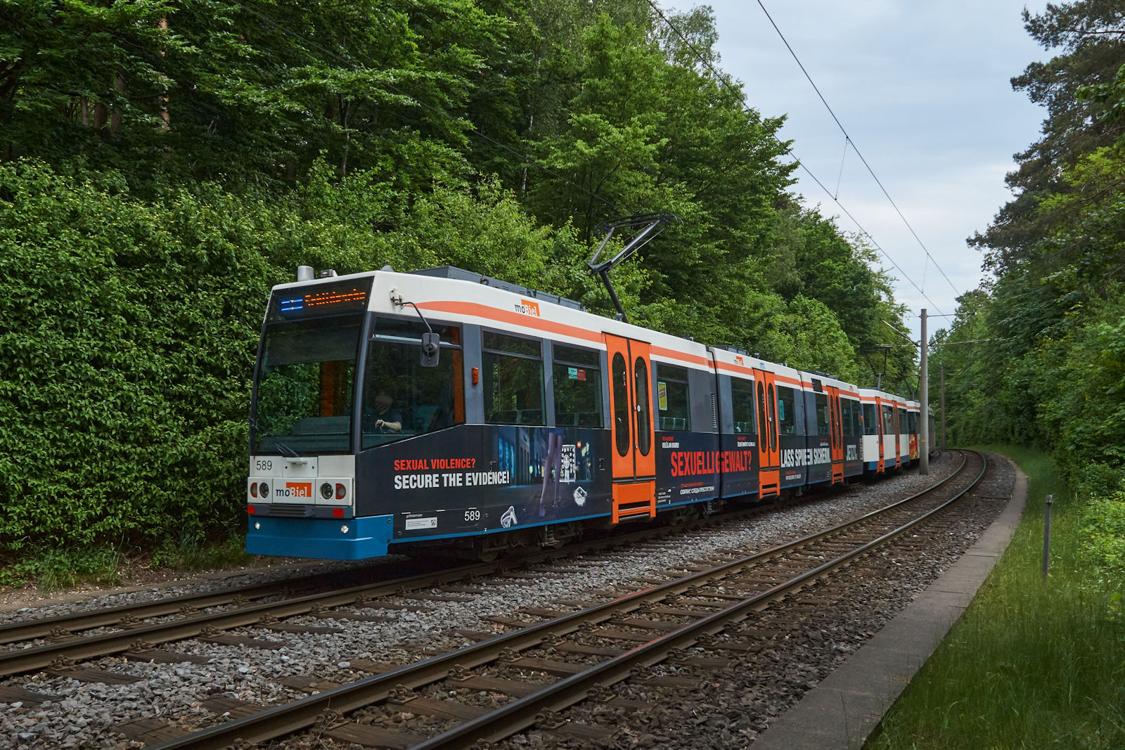 Die Stadtbahnwagen vom Typ M wurden fr Bielefeld weiterentwickelt. Am 16.05.2022 war M8D 589 mit einem Mittelwagen vom Typ MB4 und einem weiteren M8D auf Linie 1 von Sieker nach Schildesche unterwegs. und hat gerade die Endhaltestelle Senne verlassen.