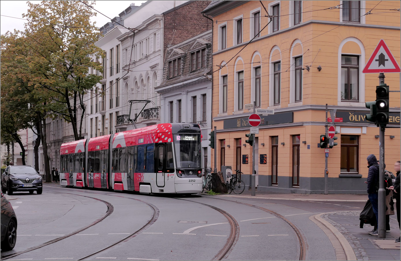 Die Stra�enbahn in der Bonner Innenstadt - 

�koda ForCity Smart (41T) 2252 nach dem Halt an der Stra�enbahnhaltestelle Stadthaus bei der Weiterfahrt in Richtung Hauptbahnhof durch die Thomas-Mann-Stra�e.

13.10.2026 (M)