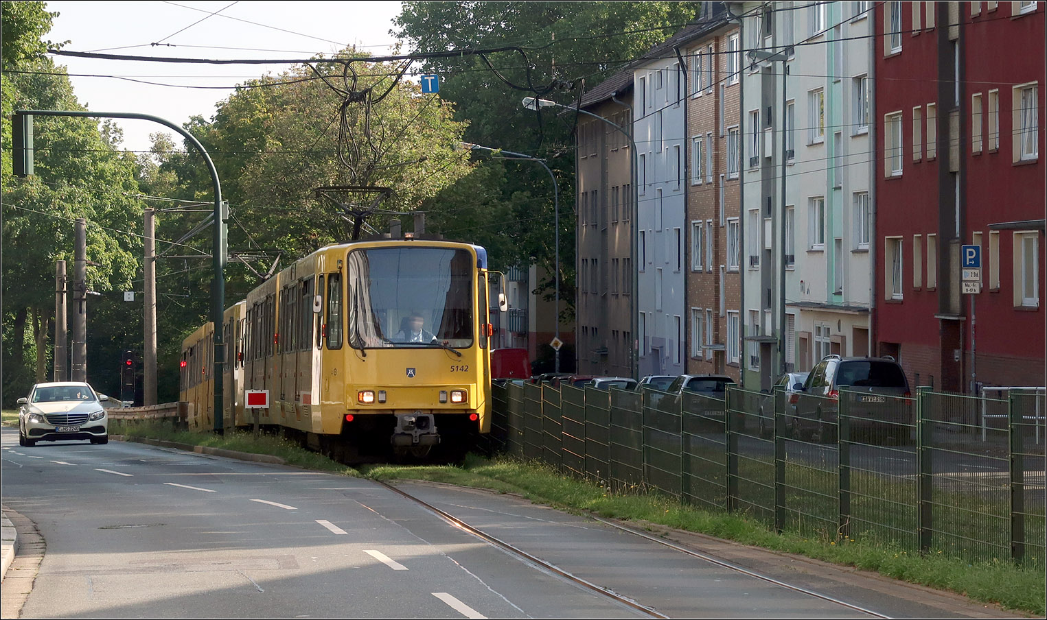 Die Strecke zur Margarethenhöhe - 

Der Stadtbahnwagen B 5142 auf der Linie U17 hat das Essener Tunnelnetz nach der Station Planckstraße verlassen und wird in der Holsterhauser Straße zur Straßenbahn. 
Die Meterspurstrecke zur Margarethenhöhe wurde 1977 stillgelegt und bis 1981 auf Normalspur umgebaut und über die schon im Rohbau vorhandene Station Plankstraße an den Stadtbahntunnel angeschlossen. Im Sinne eines Stadtbahnvorlaufes wurde dann die umgebaute Straßenbahnstrecke mit Stadtbahnwagen B betrieben. Von 2000 bis 2002 gab es eine weitere Stilllegung für einen weiteren Umbau mit Ausbau der Haltestellen mit Hochbahnsteigen.

23.08.2023 (M)