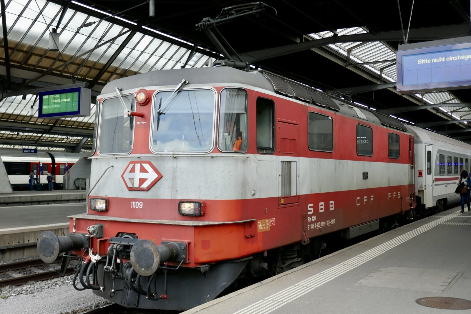 Die SwissExpress Re 4/4 11109 am 18.5.23 im Hauptbahnhof Zürich.