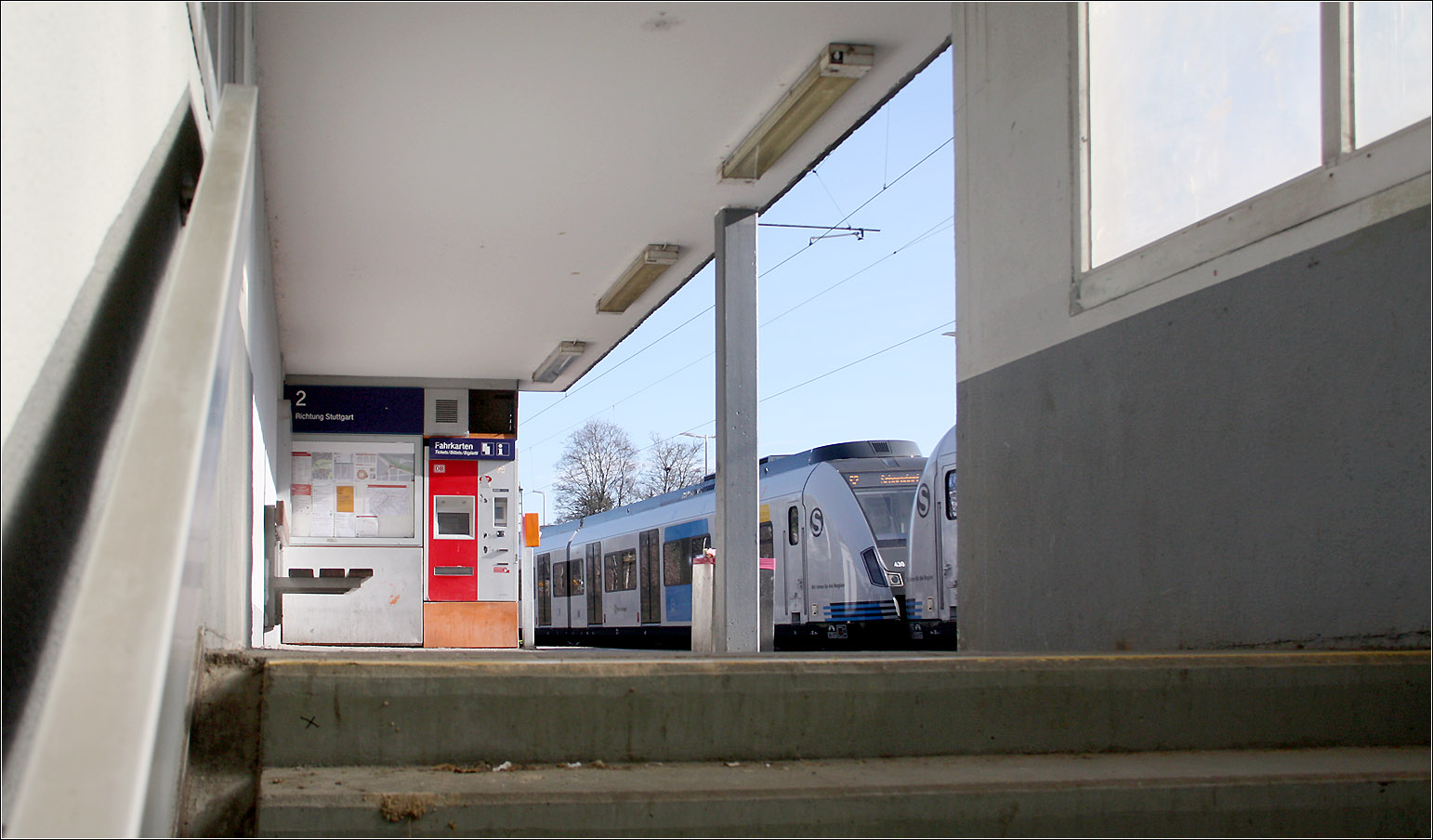 Die Tage sind gezählt - 

Ab 22. März wird an der S-Bahnstation Rommelshausen auch der Bahnsteig in Richtung Stuttgart neu gebaut. Dabei wird diese unschöne Wartehäuschen mit Treppenabgang abgerissen werden und durch einen Neubau ersetzt. Am anderen Bahnsteig steht bislang ein hölzernes Provisorium.

20.02.2023 (M)