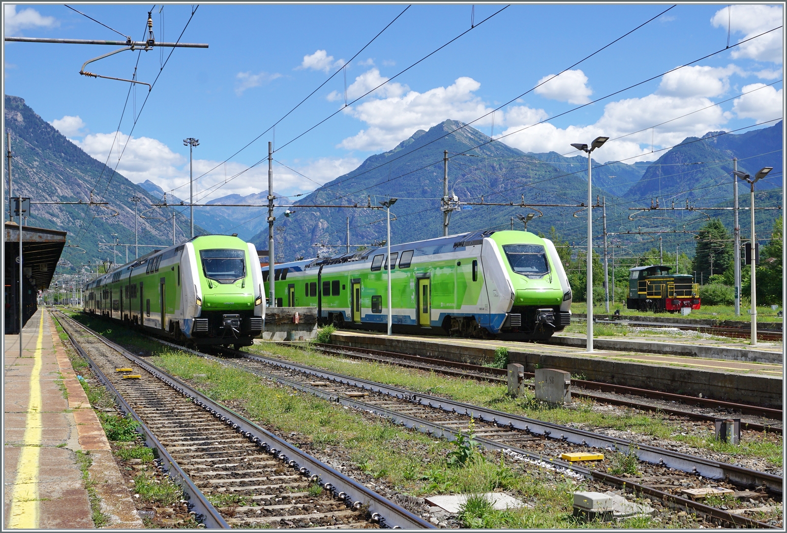 Die Trenord  Rock  Triebzüge ETR 421 020 und 421 040 warten in Domodossola auf ihren nächsten Einsatz. 

25. Juni 2022