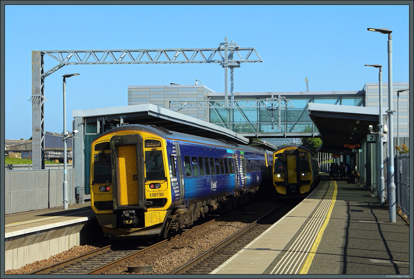 Die Triebwagen 158730 und 739 begegnen sich am 15.05.2025 in der 2016 eröffneten Station Edinburgh Gateway. Deutlich sind die Vorarbeiten für die geplante Elektrifizierung der Strecke zu sehen.