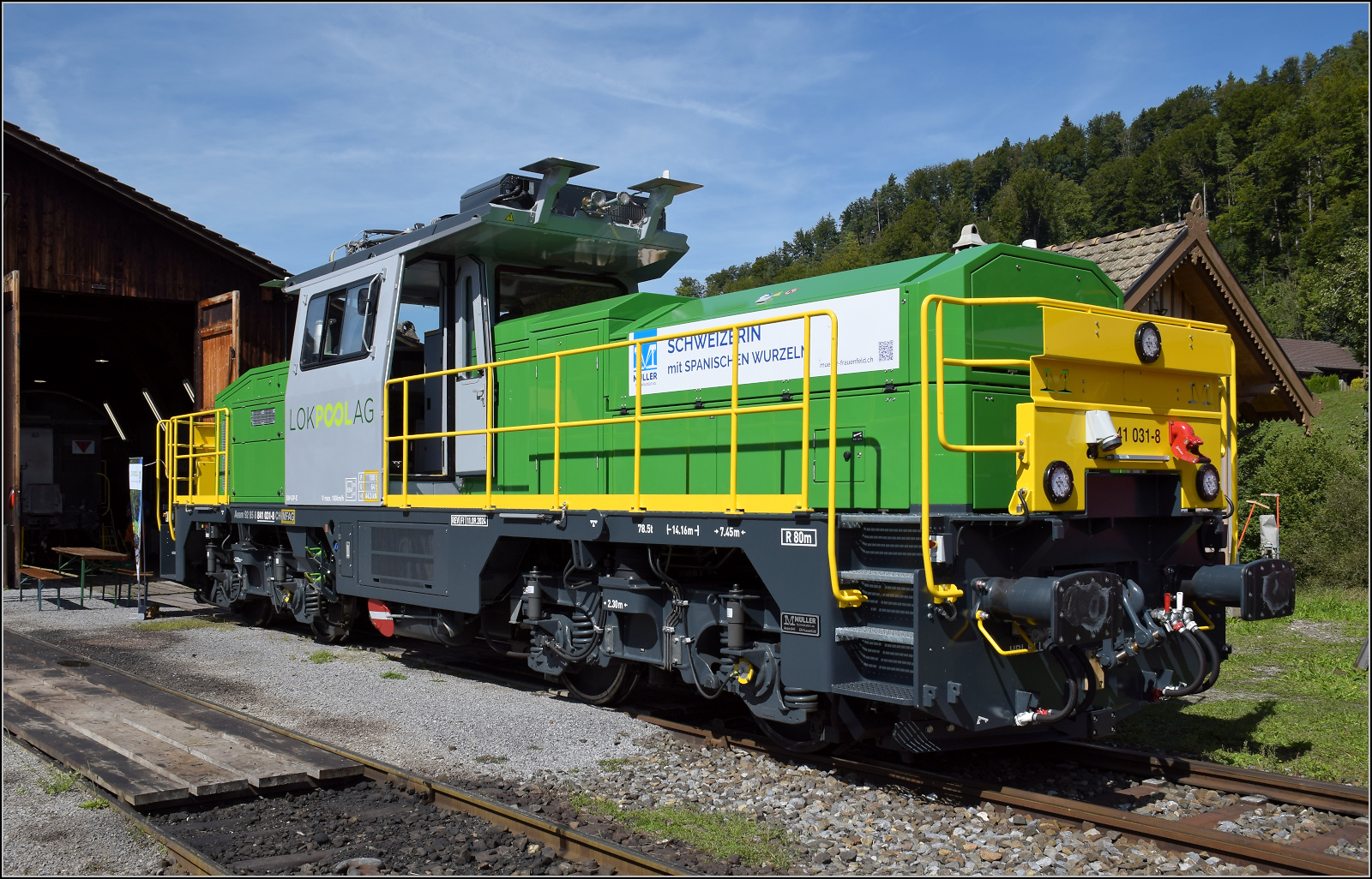 Die  trimodale  Aeam 841 von Müller Gleisbau ist eine Innovation, zumindest auf dem Kontinent.

Hierzu wurden als Basis die nicht mehr ganz taufrische Am 841 der SBB von GEC Alsthom weiterverwendet und mit Stromzuführung aus der Oberleitung und Batterie zusätzlich zum Dieselmotor nachgerüstet. Zwar gibt es längst eine vierachsige Class 93 von Stadler mit einem ähnlichen Konzept käuflich zu erwerben, aber für 4 Millionen Pfund. Die Weiterverwendung der Diesellok-Basis dürfte für den weniger leistungsbetonten Dienst, etwa während des Gleisbaus, erhebliche wirtschaftliche Vorteile bieten, nicht nur der weitaus geringere Dieselverbrauch. Im Prinzip ist sie nun eine Zweikraftlok mit zwei Energiespeichern an Bord, daher dürfte wohl Zweikrafthybridlok die am besten passende Bezeichnung sein, selbst wenn Trimode oder ähnliche Wörter als Verkaufsargument wesentlich hipper und denglischer klingen.

Technische Daten Aeam 841

Baujahr 1996-97
Umbau 2024-26
Spurweite 1435 mm
Achsanordnung Bo‘Bo‘
Gewicht 78,5 t
Länge über Puffer 14.160 mm
Fahrzeugbreite 2.900 mm
Fahrzeughöhe 4.503 mm
Höchstgeschwindigkeit 100 km/h
Anfahrzugkraft 215 kN
Leistung
elektrisch 1500 kW
Diesel 520 kW
Batterie 300 kW
Stromsystem 15 kV 16.7 Hz
Batteriekapazität 112 kW/h
Leistung am Rad 1.000 kW
Kleinster Radius 80 m
Zugsicherung ETCS L2 Baseline 3.6

In Bauma wurde Aeam 841 031 während des Jubiläums 150 Jahre Tösstalbahn ausgestellt und konnte in bestem Licht bewundert werden. Ihre NVR-Nummer lautet 92 85 8 841 031-8 CH-MFAG. September 2025. 