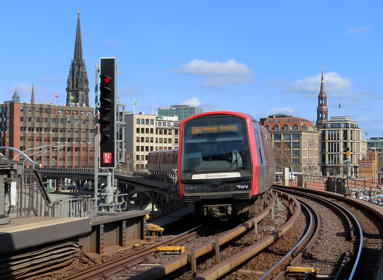 Die U-Bahn-Linie 3 fährt in die Station Baumwall ein. Hamburg, 29.3.2022