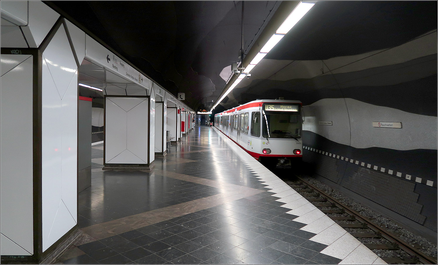 Die U35 von Herne nach Bochum - 

Blick in den bergmännisch erstellte U-Bahnhof Deutsches Bergbau-Museum in Bochum. Ganz am Anfang der Stadtbahnplanungen sollte hier ein Abzweig in Richtung Wanne-Eickel gebaut werden. Später war die Strecke nach Wanne-Eickel nicht mehr in den Stadtbahnplanungen enthalten. Letzlich wurde aber diese Strecke an den Tunnel der Straßenbahnlinien 308/318 angeschlossen. 

22.08.2023 (M)



