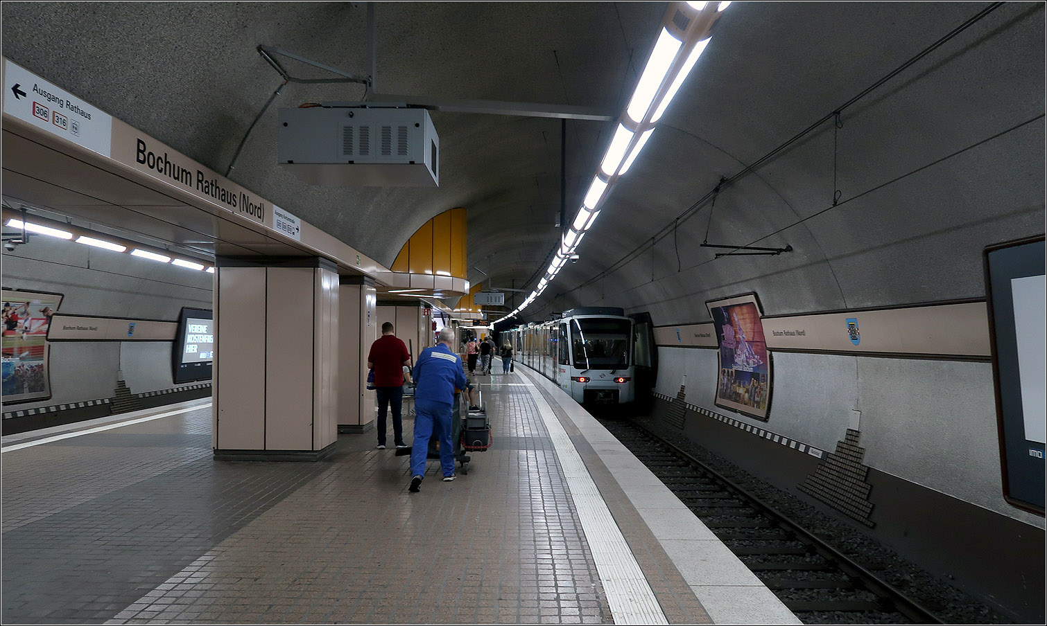 Die U35 von Herne nach Bochum - 

Auch an der U-Station Bochum Rathaus (Nord) ist die bergmännische Bauweise gut erkennbar. Die zweischiffige Bahnsteighalle ist durch Mittelstützen getrennt. In der Nähe liegt auch die U-Station Bochum Rathaus (Süd) der Straßenbahnlinien 302 und 310 sowie die Rampenhaltestelle der Linie 306 nach Wanne-Eickel.

22.08.2023 (M)