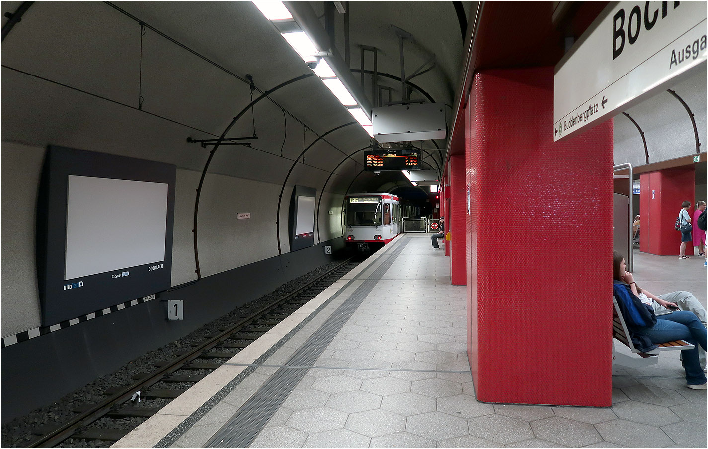 Die U35 von Herne nach Bochum - 

Am Bochumer Hauptbahnhof trifft die U35 auf alle Straßenbahnlinien der Stadt, die hier alle auch unterirdisch verkehren. Für die U35 und die Straßenbahnlinien 302 und 310 wurden dabei zwei getrennte dreischiffige Bahnsteighallen mit vier Gleisen gebaut. So kann man in gleicher Fahrtrichtung direkt umsteigen. Für die Meterspur-Straßenbahn, die die beiden außen liegenden Gleise befährt wurden die Gleise hochgeschottert um im Bahnsteigbereich eine einheitliche Bahnsteighöhe zu gewährleisten. Ein Ebene höher liegt die U-Station der Straßenbahnlinien 308/318 und 306.

22.08.2023 (M) 