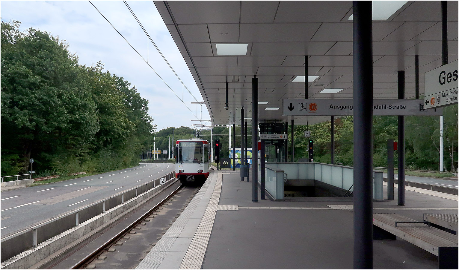 Die U35-Süd in Bochum - 

Nachträglich eingefügt wurde 2017 die Haltestelle Gesundheitscampus. Die U35 fährt im.Mittelstreifen einer Stadtautobahn. Neben Regenschutz bietet die Überdachung dieser Station auch Schutz vor der Sonne, was bei manchen gläsernen Überdachungen nicht bedacht wird.

22.08.2023 (M)