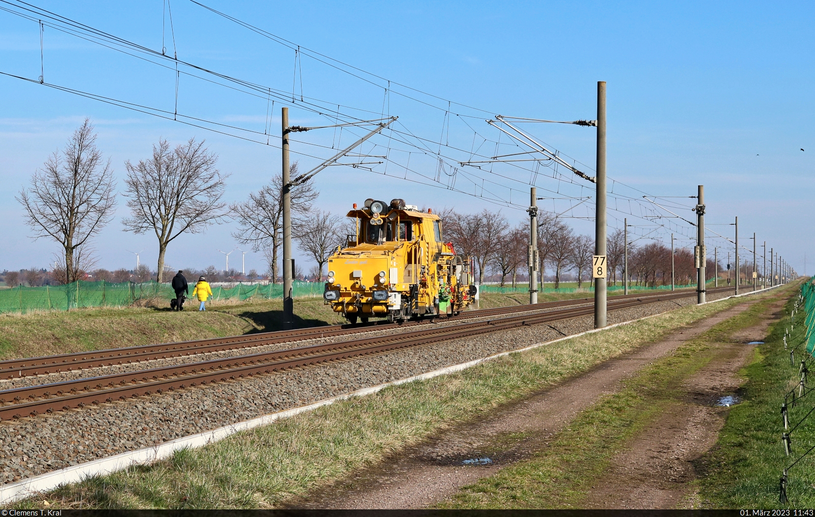 Die Universalschotterplaniermaschine Plasser & Theurer USP 2000 SWS (99 80 9425 074-6 D-DB) bewegt sich in Braschwitz auf Halle (Saale) zu.

🧰 DB Bahnbau Gruppe GmbH
🕓 1.3.2023 | 11:43 Uhr