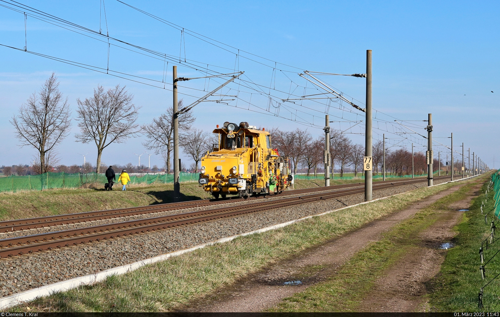 Die Universalschotterplaniermaschine Plasser & Theurer USP 2000 SWS (99 80 9425 074-6 D-DB) bewegt sich in Braschwitz auf Halle (Saale) zu.

🧰 DB Bahnbau Gruppe GmbH
🕓 1.3.2023 | 11:43 Uhr