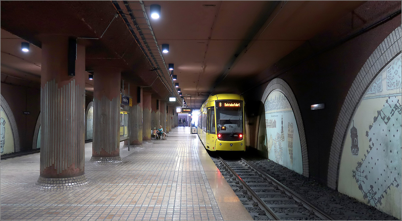 Die unterirdischen Stationen der Essener Straßenbahn - 

1985 wurde die Tunnelstrecke von der Station Rathaus Essen um eine Station in Richtung Altenessen bzw. Gelsenkirchen verlängert. Der U-Bahnhof Viehofer Platz liegt in einfacher Tieflage, gleich im Anschluss fahren die Bahnen über ein Rampe an die Oberfläche.

23.08.2023 (M)