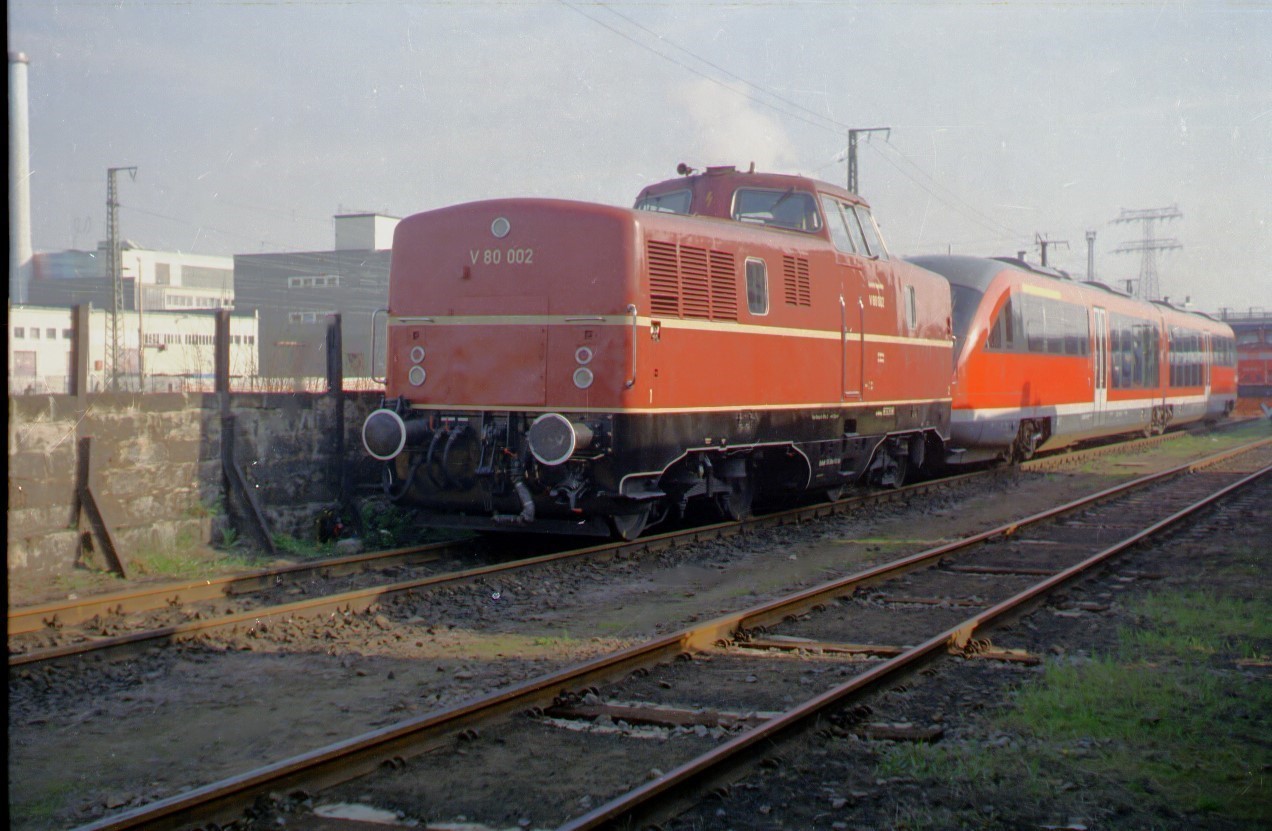 Die V 80 002 stand noch vor dem Lokschuppenbrand in Gostenhof 2002 auf dem Dampfloktreffen Dresden 