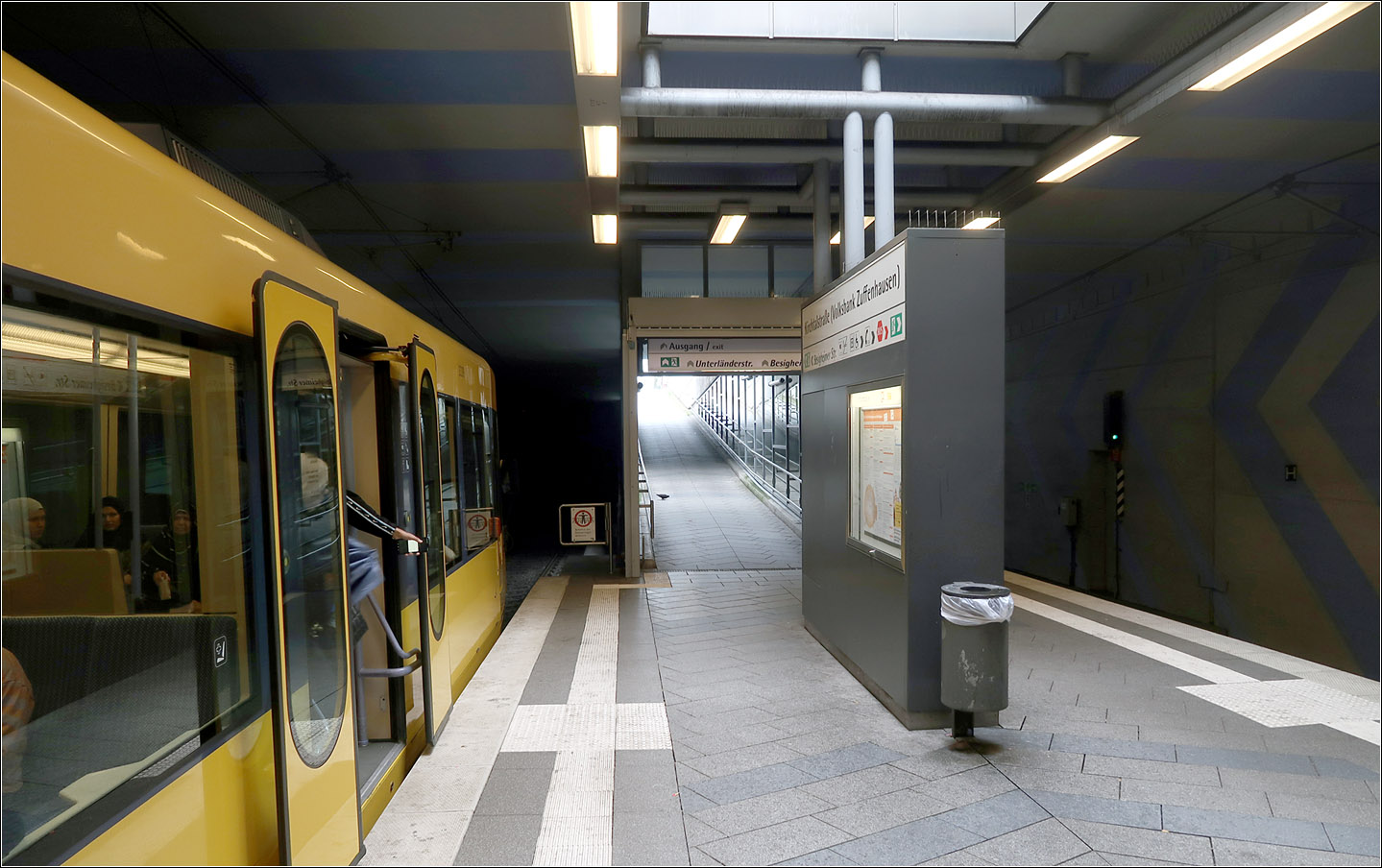 Die vielleicht kürzeste U-Station in Deutschland -

Falls hier jemals Doppeltraktionszüge eingesetzt werden sollten, könnte die Station Kirchtalstraße (Volksbank Zuffenhausen) im Bereich des Rampenzugangs auf 80 Meter verlängert werden. Ich kann mir allerdings nicht vorstellen in der straßenbündigen Ortsdurchfahrt in Stammheim dieser Strecke die Hochbahnsteige entsprechend zu verlängern. Ganz zu schweigen vom Südabschnitt der U15 hinauf zur Ruhbank.

03.08.2023 (M)



