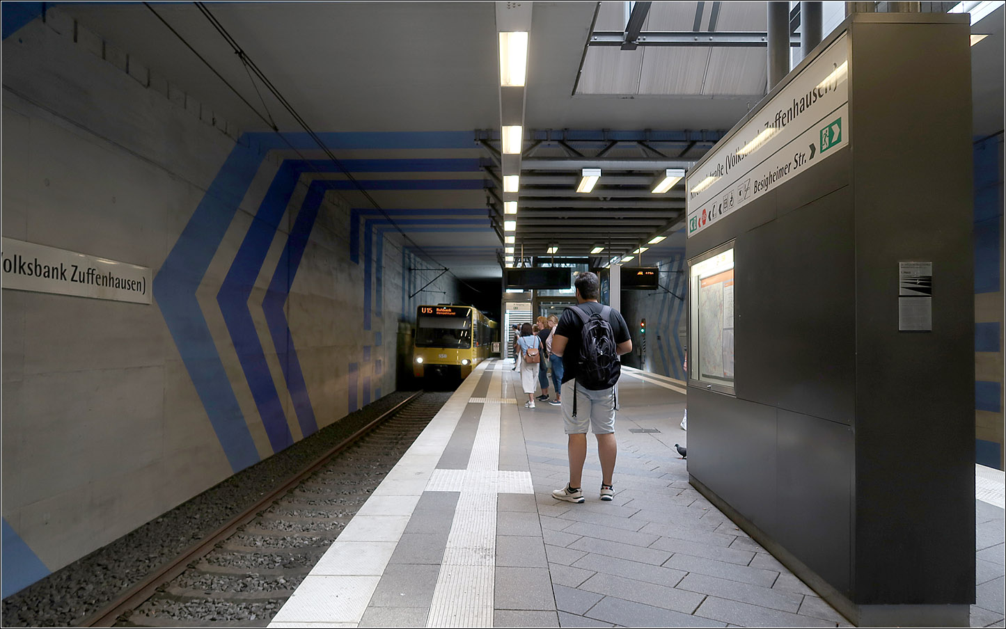 Die vielleicht kürzeste U-Station in Deutschland - 

Ich weiß nicht ob die unterirdische Straßenbahnhaltestelle am Rostocker Hauptbahnhof ähnlich kurze Bahnsteige hat, jedenfalls hat der U-Bahnhof Kirchtalstraße (Volksbank Zuffenhausen) lediglich ein Bahnsteiglänge von nur 40 Meter, da hier die mit nur einem Doppeltriebwagen verkehrende U15 unterwegs ist. Ein Verlängerung auf 80 Meter wäre möglich. Etliche U-Haltestellen der Stuttgarter Stadtbahn haben eine Bahnsteiglänge die für Dreifachtraktionen ausreichen würden oder könnten auf diese Länge ausgebaut werden.

Der Stadtbahntunnel in Stuttgart-Zuffenhausen wurde 2011 fertiggestellt. Während der Bauzeit war der Betrieb auf dem Streckenast nach Stammheim stillgelegt.

Die Rampe, die Treppe und der Aufzug führen direkt hinauf zur Straßenmitte, ähnlich der U-Bahnhöfe der Berliner U6 in der dortigen Friedrichstraße. In Stuttgart steigt steigt die Decke der Station nach Westen hin an, entsprechend der Steigung der darüber liegenden Stra0e. 

03.08.2023 (M)